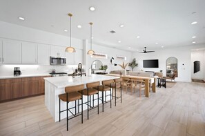 ثلاجة، ميكروويف، فرن، موقد طهي مسطح