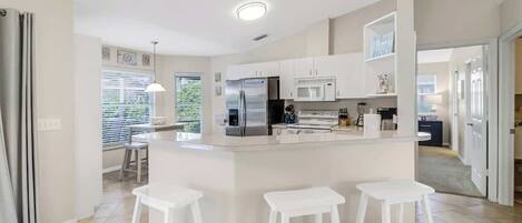 Refrigerador, microondas, horno, placa de cocina