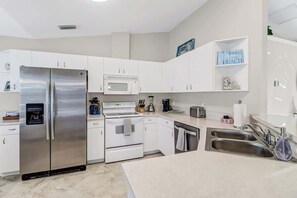 ثلاجة، ميكروويف، فرن، موقد طهي مسطح