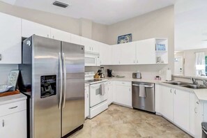 Fridge, microwave, oven, stovetop - 3BR Pristine House with Pool in Marco l Close to Beaches (Marco Island)