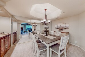 Dining - Inviting mountain-view condo with balcony - hot tub, heated pool & golf on-site (Scottsdale)
