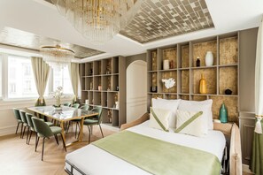 4 quartos, escrivaninha, ferros/tábuas de passar roupa, berço de viagem