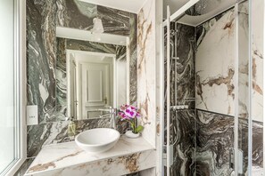 Hårtork och handdukar