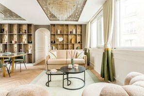 Smart TV - Merveil - Luxury Suite - Tour Eiffel - Fremicourt (Paris)