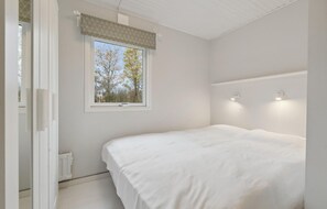 3 bedrooms, travel cot, free WiFi - Gorgeous home in Fårvang with WiFi (Fårvang)