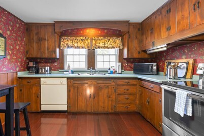 Falmouth Spacious Family Home with fireplace