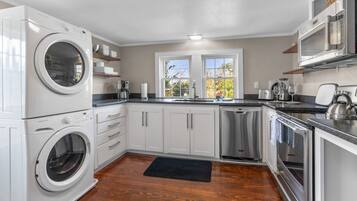 Een koelkast, een microgolfoven, een oven, een kookplaat