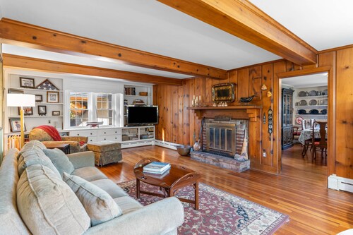 Falmouth Spacious Family Home with fireplace