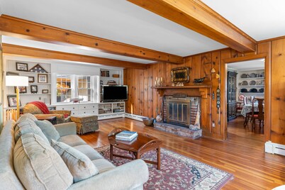 Falmouth Spacious Family Home with fireplace