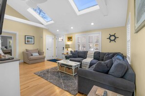 Een smart-tv en boeken