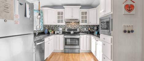 Frigorifero, microonde, piano cottura, lavastoviglie