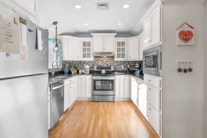 Een koelkast, een magnetron, een kookplaat, een vaatwasser