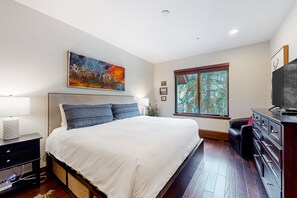 2 bedrooms, internet, bed sheets - Ski in/out mountain getaway with pool, hot tub, & balcony - steps to the slopes (Edwards)