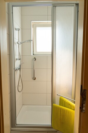 Regadera, amenidades de baño gratuitas, secadora de cabello, toallas 