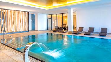 Una piscina techada, una piscina climatizada