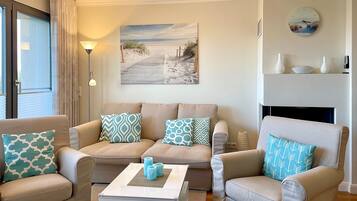 Een televisie en een open haard