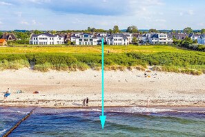 Une plage avec des maisons en arrière-plan.
