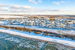 Un quartier résidentiel avec des maisons, un grand immeuble et une rivière.
