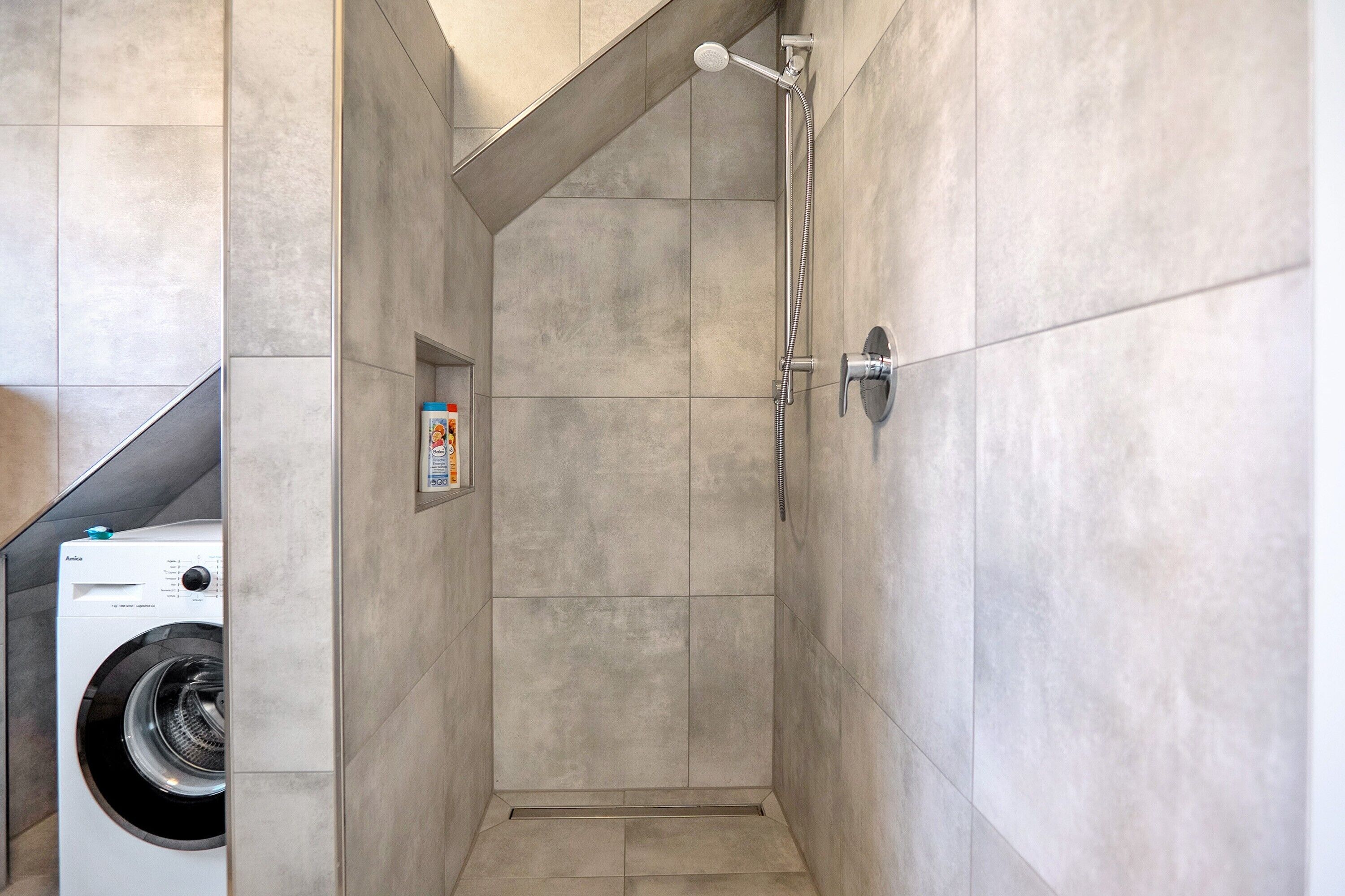 Een douche, gratis toiletartikelen, een haardroger, handdoeken