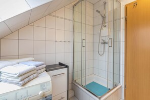 Dusche, Haartrockner, Handtücher