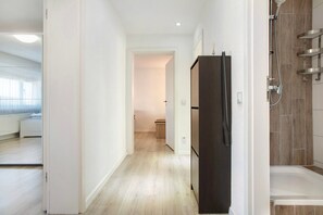 Shower, towels - Apartment 'Rd-ferienwohnung' with Mountain View, Balcony and Wi-Fi (Friedrichshafen)