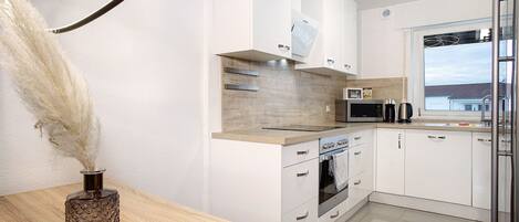 Een koelkast, een magnetron, een oven, een kookplaat