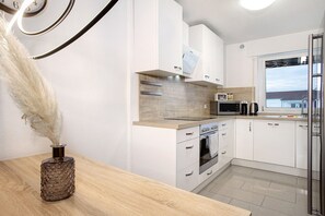 Kjøleskap, mikrobølgeovn, ovn og kokeplater