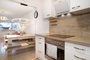 Frigorífico, microondas, horno y placa de cocina