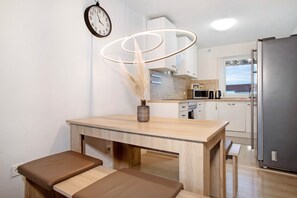 Fridge, microwave, oven, stovetop - Apartment 'Rd-ferienwohnung' with Mountain View, Balcony and Wi-Fi (Friedrichshafen)