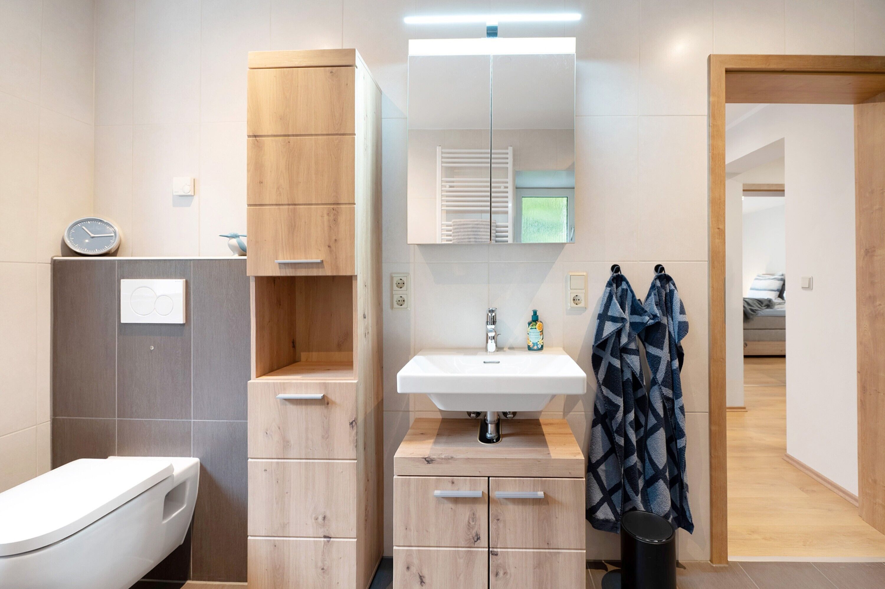 Dusche, kostenlose Toilettenartikel, Haartrockner, Handtücher