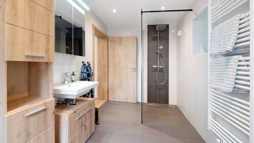 Een douche, een haardroger, handdoeken