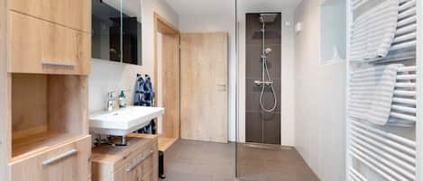 Douche, articles de toilette gratuits, sèche-cheveux