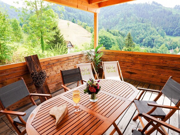 Outdoor dining - Apartment 'Heimatglück 2, Maisonette, 76qm' with Shared Terrace, Balcony and Wi-Fi (Lautenbach)
