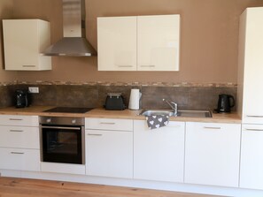 Fridge, oven, stovetop, dishwasher