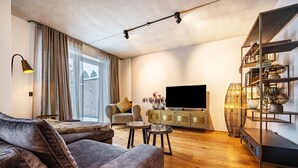 Un salon moderne avec un canapé, une télévision et des objets de décoration.