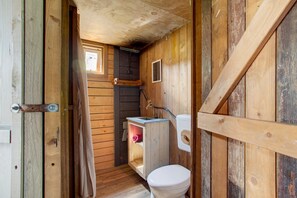 Shower, towels - Apartment 'Ferienhütte Berken' with Private Terrace & Shared Garden – Holiday without electricity (Schmallenberg)