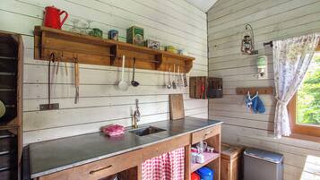 Herdplatte, Hochstuhl, Kochgeschirr/Geschirr/Besteck