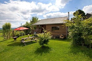Outdoor dining - Apartment 'Ferienhütte Bauken' with Private Terrace & Shared Garden – Holiday without electricity (Schmallenberg)