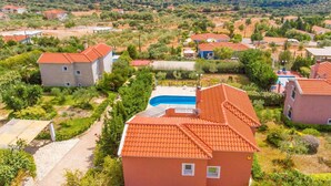 A residential area with houses, a swimming pool, and a view of the sea. - Villa Thalia Katerina (Kefalonia)