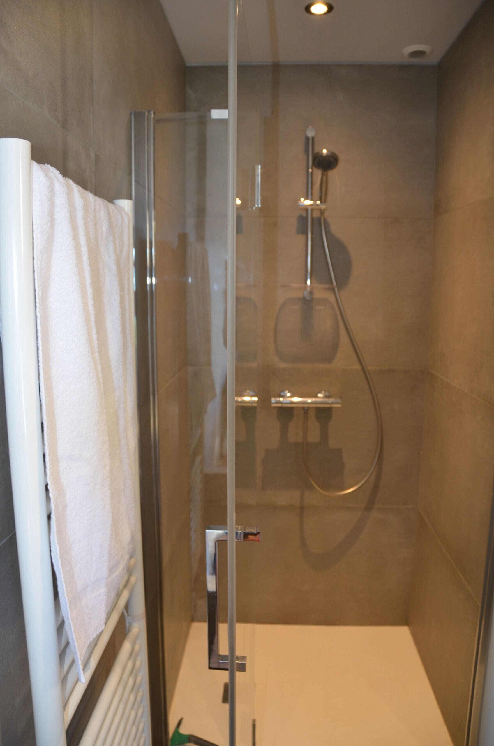 Douche, sèche-cheveux, serviettes fournies