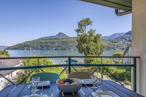 Outdoor dining - La plage privée du lac (Duingt)