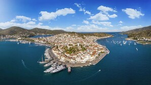 A coastal town with a marina, buildings, and hills in the background. - Villa Castillo Thio in Agios Nikolaos (West Mani)