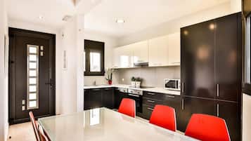 Villa | Private kitchen | Cookware/dishes/utensils