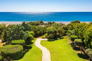 Ein angelegter Garten mit einem gewundenen Weg zum Strand.