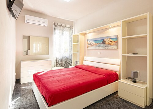 Mandorlo two-room apartment in the center of Marina di Campo with equipped outdoor area