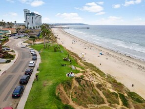 Beach nearby, sun-loungers, beach towels