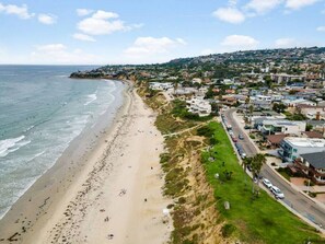 Una spiaggia nelle vicinanze
