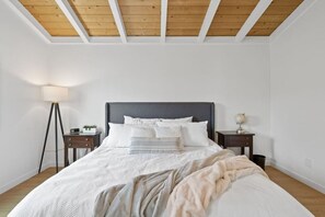 1 bedroom, desk, iron/ironing board, free WiFi - NEW Private PB Modern Cottage w/ Large Custom Deck (San Diego)