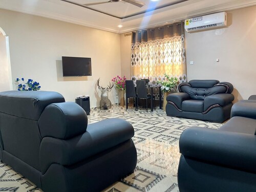 Cozy home a way from home. This home is clean and ultramodern. 