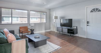 Chic Menlo Park 2BR w/ Parking & A/C, nr Dining & Tech, by Blueground